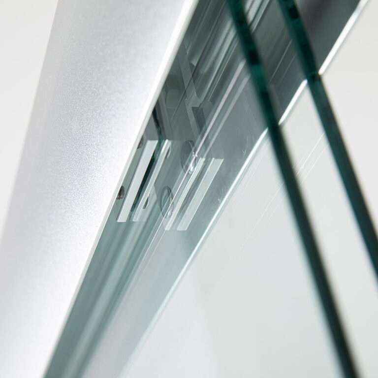 Heavy semi-framless sliding shower doors on bathtub (7)