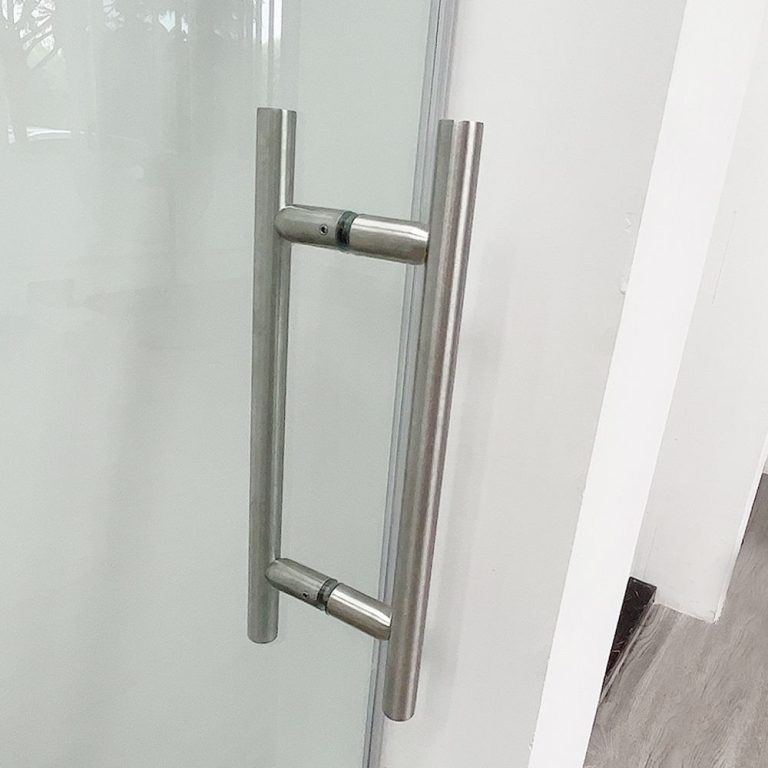 Frameless sliding shower door (2)